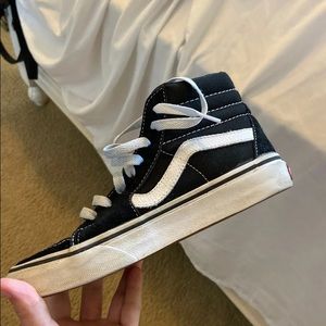 I’m selling black skate vans .